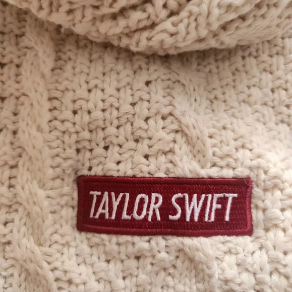 M/L Authenthic Taylor Swift Red Cardigan - Picture 5 of 7